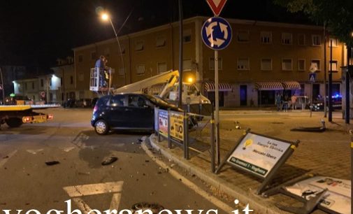 VOGHERA 15/09/2020: Scontro notturno alla rotonda del Ponte Rosso. Distrutti auto e parapedoni