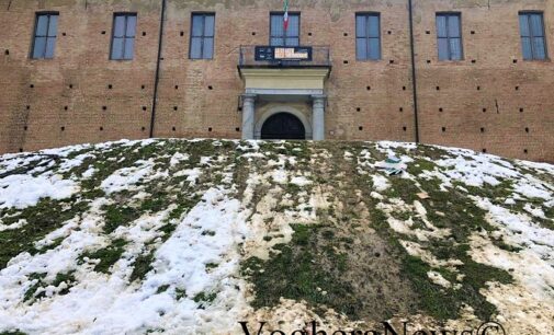 VOGHERA 30/12/2020: Usate come piste da “bob” dopo le nevicate. Ecco come sono state distrutte le falde erbose del terrapieno del Castello