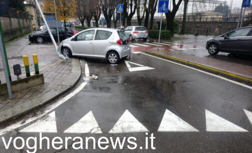 VOGHERA 10/12/2020: Incidente alla rotonda. Un’auto finisce contro il palo della luce