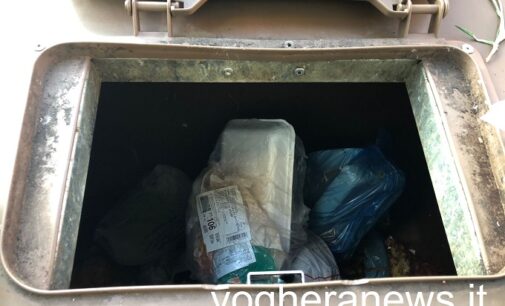 VOGHERA 31/01/2021: Rifiuti indifferenziati e plastica dentro ai cassonetti per il rifiuto organico. Pochi quelli che usano i sacchetti biodegradabili