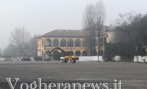 VOGHERA 11/02/2021: Buche e laghetti nel parcheggio dentro l’ex Caserma. Questa mattina la sistemazione del fondo