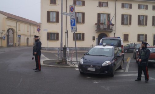 MEDE 01/12/2022: Strada bloccata e disseminata di chiodi. Assalto notturno alla fabbrica Loro Piana. Rubati abiti dilusso