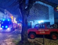CASATISMA 05/02/2021: A fuoco il fienile vicino alle abitazioni. Intervento in forze dei vigili del fuoco