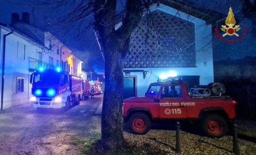 CASATISMA 05/02/2021: A fuoco il fienile vicino alle abitazioni. Intervento in forze dei vigili del fuoco