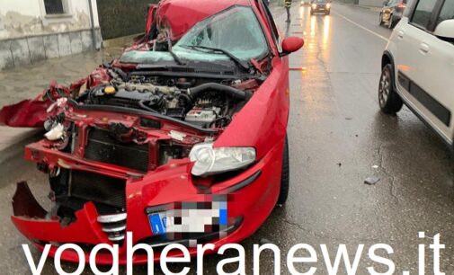 MONTEBELLO 03/02/2021: Incidente stradale sulla via Emilia. Un’auto nello scontro esce paurosamente distrutta