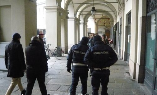 VOGHERA 26/02/2021: Troppi assembramenti in violazione alle norme di prevenzione da CoVid-19. Da domani c’è il divieto di sostare sotto i portici di Piazza Duomo