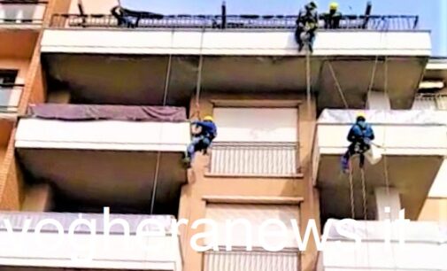 VOGHERA 05/03/2021: La curiosità. ‘Uomini ragno’ si calano dal tetto. In via San Francesco un esempio di “edilizia acrobatica”