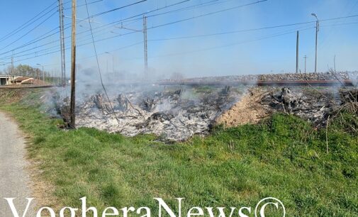 VOGHERA BRESSANA BRONI 24/03/2021: Serie di roghi lungo linea ferroviaria. Vigili del fuoco mobilitati in Oltrepo pavese