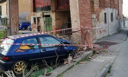 BOSNASCO 21/03/2021: Auto si schianta sul cascinale