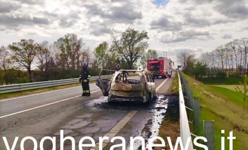 VOGHERA 09/04/2021: Auto in fiamme. Tangenziale chiusa per quasi un’ora