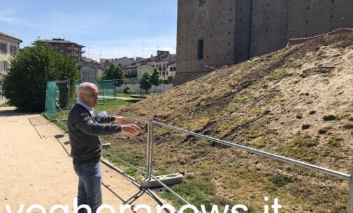 VOGHERA 07/05/2021: Giardini di piazza Castello. Rivoluzione (anti maleducati) nel verde… e l’ipotesi shock della Soprintendenza della chiusura con una cancellata