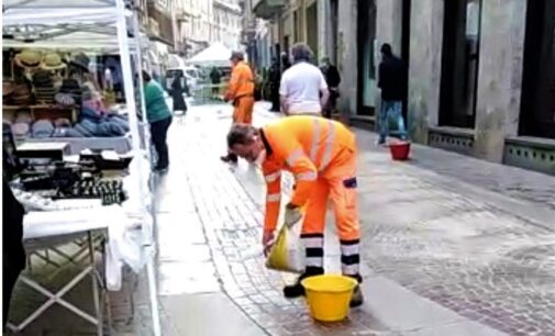 VOGHERA 29/05/2021: Spazzatrice inonda di olio le vie del centro storico. Sacchi di sabbia per riparare il danno