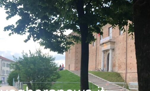 VOGHERA 13/05/2021: Nonostante le transenne. Ancora violazioni del verde dei giardini di piazza Castello