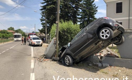 CERVESINA 23/06/2021: Auto contro il muro di cinta di un’abitazione. Ferito un giovane