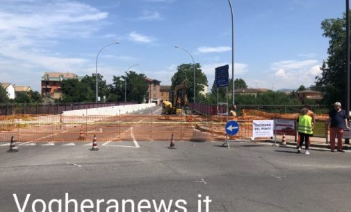 VOGHERA 05/07/2021: Ponte Rosso. Attraversamento chiuso. Cantiere avviato: demolitori già al lavoro