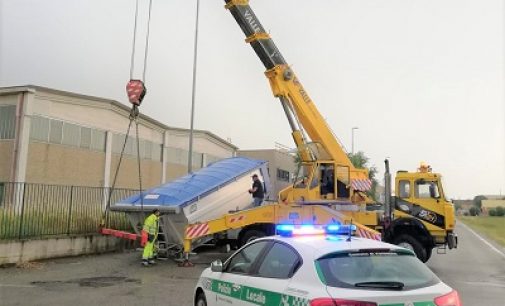 VOGHERA 16/07/2021: Rimorchio ‘sprofonda’ in via Nenni. Recuperato da una gru