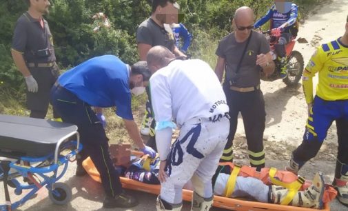 ROCCA SUSELLA 09/08/2021: Motociclista cade nel bosco e si rompe una gamba