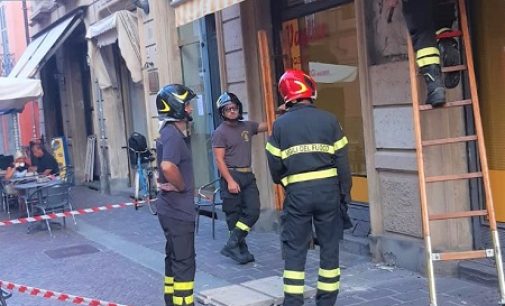 VOGHERA 19/08/2021: Lastra di marmo cade sul marciapiede. Dramma scampato in via Emilia. Intervengono i vigili del fuoco