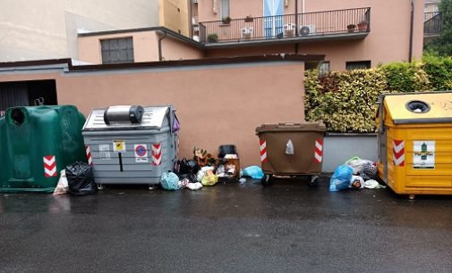 VOGHERA 05/10/2021: Lettere. Domenica rifiuti a terra anche in via Dentici. Tanta maleducazione ma i cassonetti non funzionavano