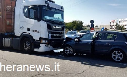 VOGHERA 11/10/2021: Incidente all’entrata della tangenziale. Camion e auto si scontrano