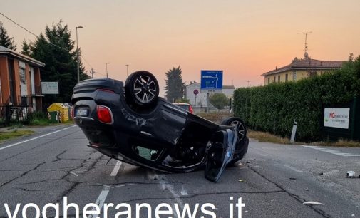 VOGHERA 27/10/2021: Auto sbanda e si ribalta. Automobilista 33enne portato al San Matteo di Pavia