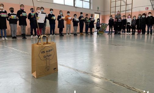 VOGHERA 22/11/2021: Per la Festa dell’Albero la Leonardo pianta un Acero. A donarlo alla scuola i Carabinieri Forestali di Rivanazzano