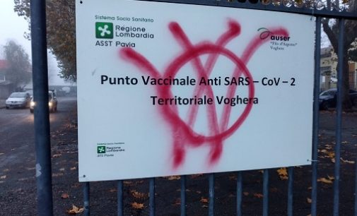 VOGHERA 15/11/2021: Scritte No Vax al centro vaccinale presso l’Auser
