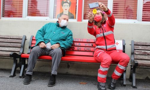 VOGHERA 21/11/2021: Inaugurata alla sede della Cri la “panchina rossa”. Dopo il taglio del nastro via ai ‘selfie’ per dire No alla violenza sulle Donne