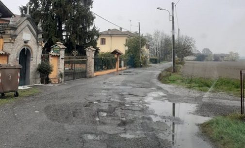 VOGHERA 09/11/2021: Buche e luci spente. Strada Lazzaretto disastrata. L’appello dei residenti