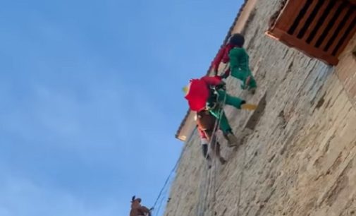 VOGHERA 19/12/2021: Babbo Natale scende dal campanile. Spettacolo oggi in piazza del Duomo