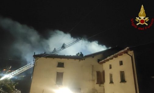 MONTECALVO 09/12/2021: Casale va fuoco. Intervengono i pompieri. Ingenti i danni