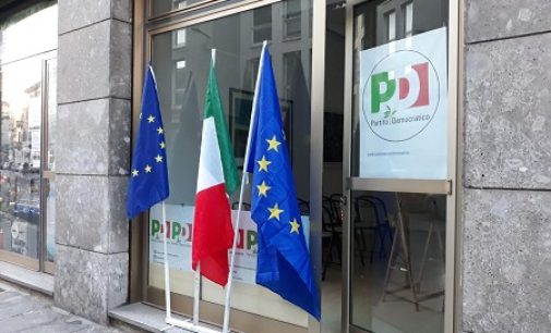 VOGHERA 12/01/2022: Il Pd espone le bandiere italiana ed europea