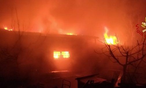 CAVA MANARA 18/02/2022: Incendio distrugge capannone a Torre de’ Torti. Vigili del fuoco al lavoro per 4 ore