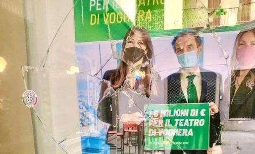 VOGHERA 10/02/2022: Nuovo attacco alla sede della Lega. Infranta la vetrina in Galleria Duomo