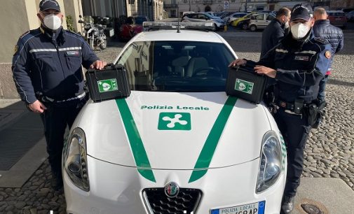 VOGHERA 03/02/2022: Defibrillatori sulle auto della Polizia locale. Li ha donati l’associazione Pavia nel Cuore. Oggi la consegna in Comune