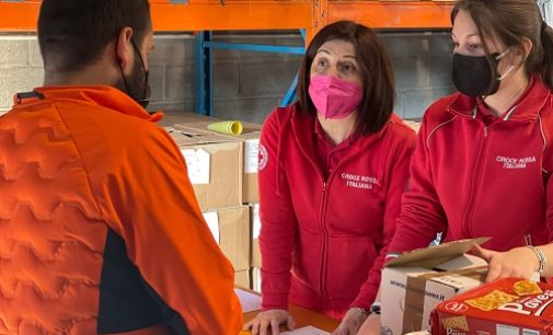 VOGHERA 29/03/2022: Prima distribuzione di beni per l’emergenza Ucraina con i volontari della Croce Rossa