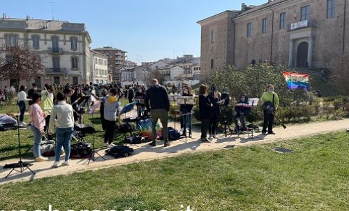 VOGHERA 22/03/2022: Scuola. Alunni dell’IC Dante in piazza del Castello oggi per manifestare per la Pace