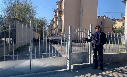 VOGHERA 05/04/2022: Dopo le lamentele degli abitati. Installato il nuovo cancello alle case popolari Aler tra via Tortona e via Turati