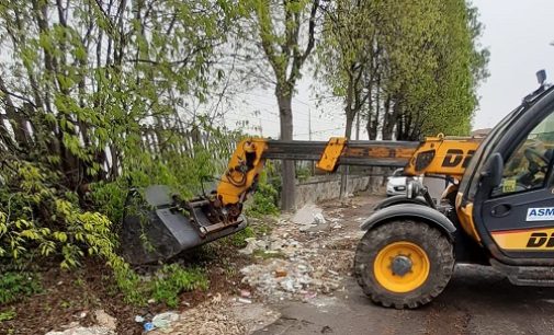 VOGHERA 29/04/2022: Una discarica in via Novate de Cani. L’Asm pulisce ma  contro il malcostume chiede la collaborazione dei residenti