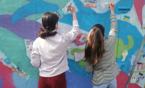 VOGHERA 25/04/2022: “Facciamo pace”. Il murales collettivo degli studenti dell’Ic Dante in piazza Duomo