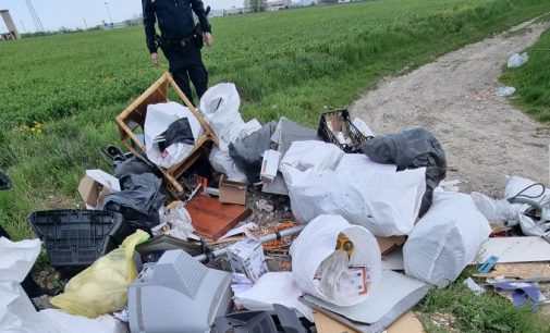 VOGHERA 14/04/2022: Abbandono di rifiuti in strada. Tre denunciati dopo l’intervento della Polizia Locale