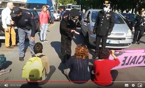 PAVIA 04/05/2022: Emergenza climatica. “Ultima generazione” blocca una strada contro le nuove trivellazioni e la riapertura delle centrali a carbone. Oggi un incontro pubblico