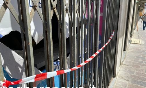 VOGHERA 18/05/2022: Pietre contro due vetrine. “E’ attacco politico”. “Piena solidarietà” di Lega e Fratelli d’Italia