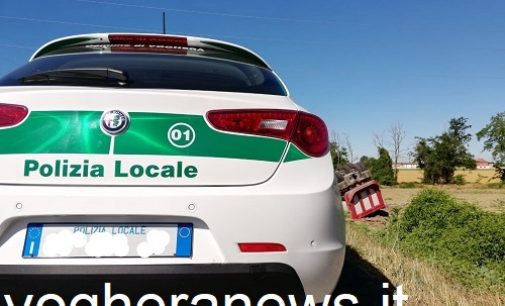 VOGHERA 10/06/2022: Camion finisce fuori strada e si ribalta