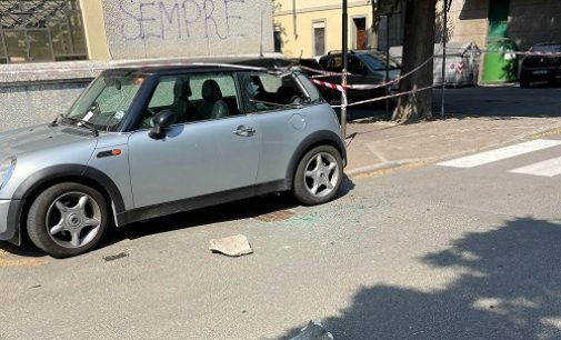 VOGHERA 15/06/2022: Pesante ornamento di un palazzo precipita sulla strada. Danneggiata un’auto