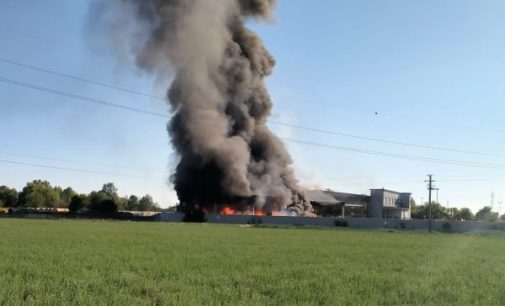 VOGHERA 21/07/2022: Incendio al centro Multiraccolta. Nessun allarme diossina. Revocato il divieto di consumo degli ortaggi coltivati vicino all’impianto