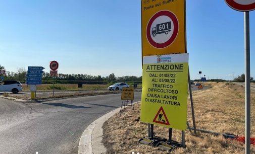 BRESSANA 28/07/2022: Strade. Nuovo asfalto sulla Sp35. Senso unico alternato di 5 giorni fra il ponte sul Po e la rotonda. Previste code in entrambe le direzioni