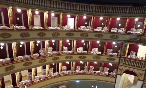 VOGHERA 13/07/2022: Sedie Sgabelli Tavoli Specchiere. Al Teatro Sociale sono arrivati gli arredi