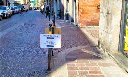 VOGHERA 23/09/2022: Via Garibaldi e via Mazzini. Cartelli “faidate” contro la violazione del codice della strada