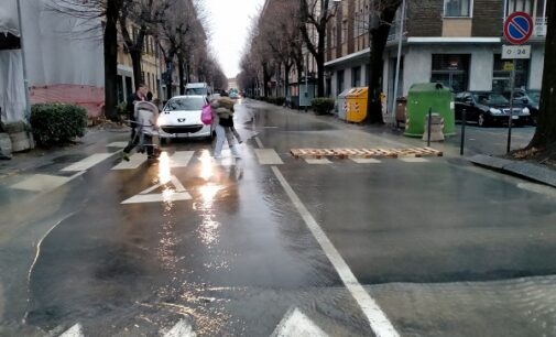 VOGHERA 06/12/2022: AGGIORNAMENTO h 18. Guasto alla tubatura. Via XX Settembre allagata. Falla riparata. Strada chiusa fino a domani mattina